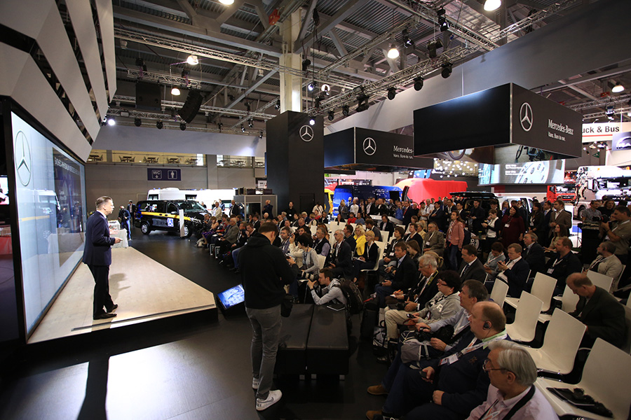 汽車展廳現(xiàn)場，汽車展會嘉賓，奔馳汽車展臺 